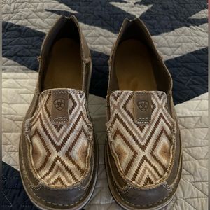 Ariat Cruiser brown with brown and white Navajo pattern size 8
